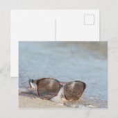 Sonnenbrille am Strand Postkarte (Vorne/Hinten)