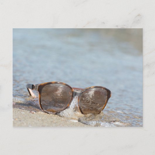 Sonnenbrille am Strand Postkarte (Vorderseite)