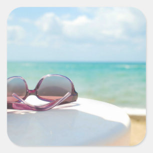 Sonnenbrille am Strand Quadratischer Aufkleber