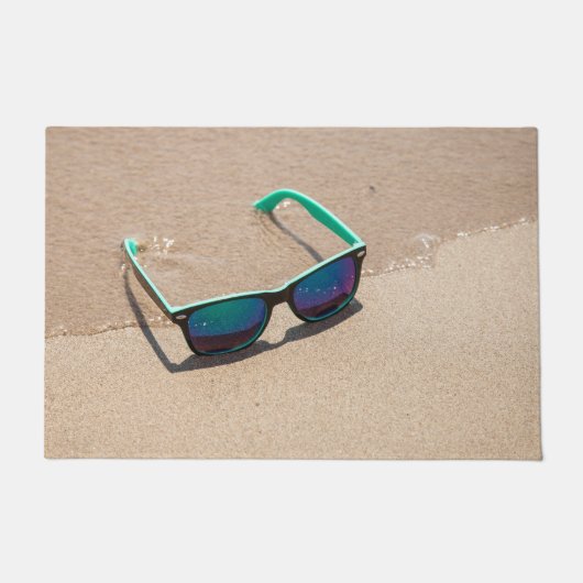 Sonnenbrille auf dem Strand Fußmatte (Vorderseite)