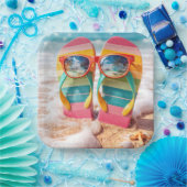 Sonnenbrille auf Flip-Flops im Sand am Strand Pappteller (Party)