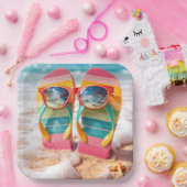 Sonnenbrille auf Flip-Flops im Sand am Strand Pappteller (Party)
