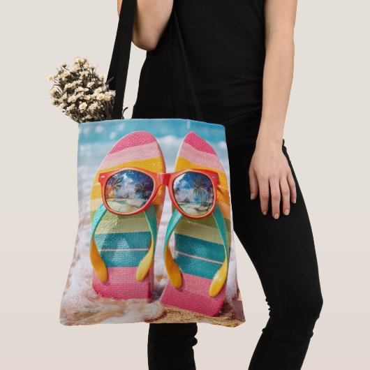 Sonnenbrille auf Flip-Flops im Sand am Strand Tasche (Von Nahem)
