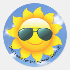 Sonnenbrille auf gelber Sonne am Himmel mit Zitat Runder Aufkleber