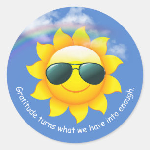 Sonnenbrille auf gelber Sonne am Himmel mit Zitat Runder Aufkleber