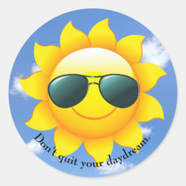 Sonnenbrille auf gelber Sonne am Himmel mit Zitat Runder Aufkleber