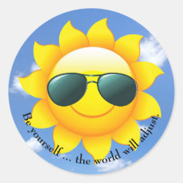 Sonnenbrille auf gelber Sonne am Himmel mit Zitat Runder Aufkleber