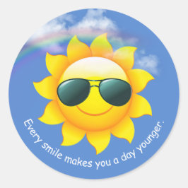 Sonnenbrille auf gelber Sonne am Himmel mit Zitat Runder Aufkleber