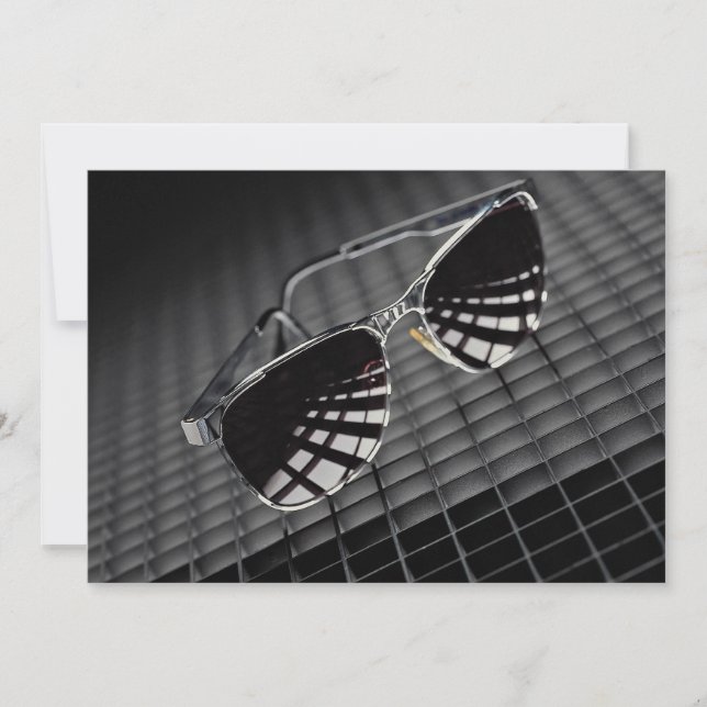 Sonnenbrille auf Gitteruntergrund (Vorderseite)