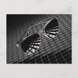 Sonnenbrille auf Gitteruntergrund Postkarte