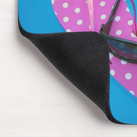 Sonnenbrille auf Polka-Dot-Flip-Flops Mousepad (Ecke)
