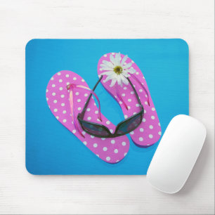 Sonnenbrille auf Polka-Dot-Flip-Flops Mousepad