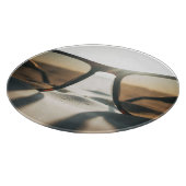Sonnenbrille auf Sand Schneidebrett (Ecke)