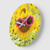 Sonnenbrille auf Sonnenblumen Große Wanduhr (Winkel)