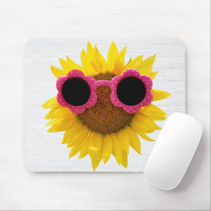 Sonnenbrille auf Sonnenblumen Mousepad