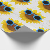 Sonnenbrille auf Sonnenblumenpapier Geschenkpapier (Ecke)