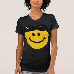 Sonnenbrille gehockt auf Hauptgesicht T-Shirt