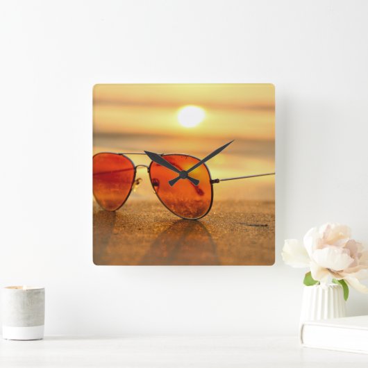 Sonnenbrille und quadratische wanduhr (Zuhause)