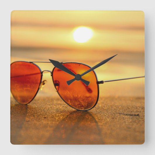 Sonnenbrille und quadratische wanduhr (Vorderseite)