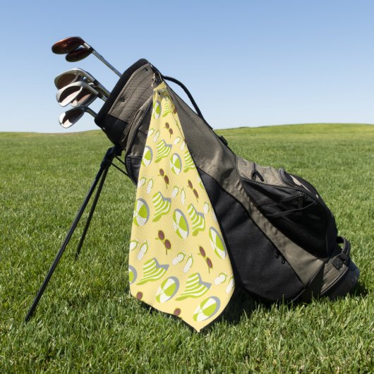 Sonnenbrille und Sonnenhut mit klarem Strandbild Golfhandtuch (Gras)