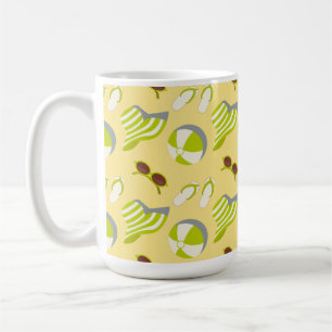 Sonnenbrille und Sonnenhut mit klarem Strandbild Kaffeetasse