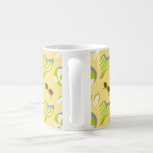 Sonnenbrille und Sonnenhut mit klarem Strandbild Kaffeetasse