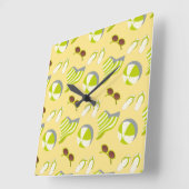 Sonnenbrille und Sonnenhut mit klarem Strandbild Quadratische Wanduhr (Winkel)