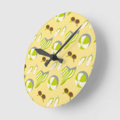 Sonnenbrille und Sonnenhut mit klarem Strandbild Runde Wanduhr (Winkel)