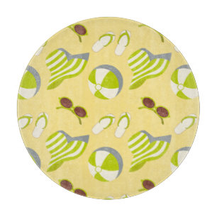 Sonnenbrille und Sonnenhut mit klarem Strandbild Schneidebrett