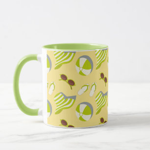Sonnenbrille und Sonnenhut mit klarem Strandbild Tasse