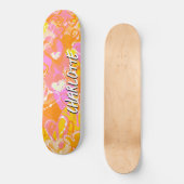 Sonnencreme: Orange, rosa und gelbe Graffiti-Herze Skateboard (Vorderseite)
