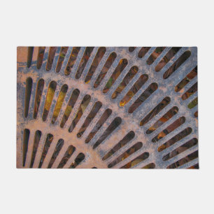 Sonnendurchbruch-Metallgitter in der alten Fußmatte