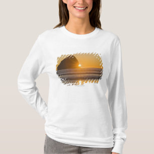 Sonnendurchbruch-und Heuschober-Felsen am Kap T-Shirt