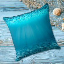 Sonnendurchflutete blaue Ozean-Unterwasserszene