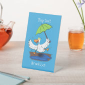 Sonnendute mit Schirm tanzender Cartoon Sockelschild (In SItu)