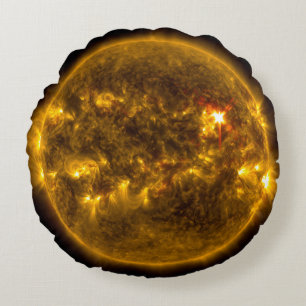 Sonneneruptionen auf der Sun-Kugel rund Rundes Kissen