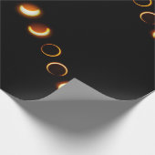Sonnenfinsternis teilt Packpapier in Phasen ein (Ecke)
