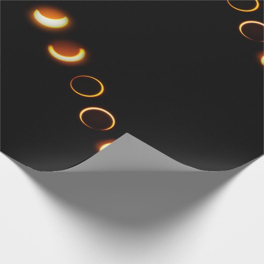 Sonnenfinsternis teilt Packpapier in Phasen ein (Ecke)