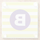 Sonnengelb gestreift lila Monogramm Glasuntersetzer (Rückseite)