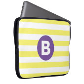 Sonnengelb gestreift mit lila Monogramm Laptopschutzhülle (Vorne Rechts)