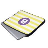Sonnengelb gestreift mit lila Monogramm Laptopschutzhülle (Vorne Knopf)