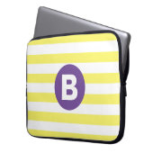 Sonnengelb gestreift mit lila Monogramm Laptopschutzhülle (Vorderseite Links)