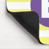Sonnengelb gestreift mit lila Monogramm Mousepad (Ecke)