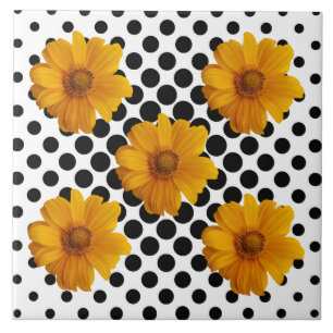 Sonnengelbe Blumen auf Schwarz-Weiß-Dot-Tile Fliese