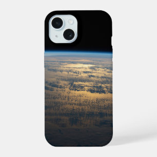 Sonnenglanz strahlt von einem teilweise bewölkten iPhone 15 hülle