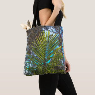Sonnenlicht auf der Tasche der Palmfronten