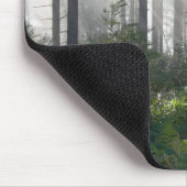 Sonnenlicht, das durch einen nebelhaften Wald Mousepad (Ecke)