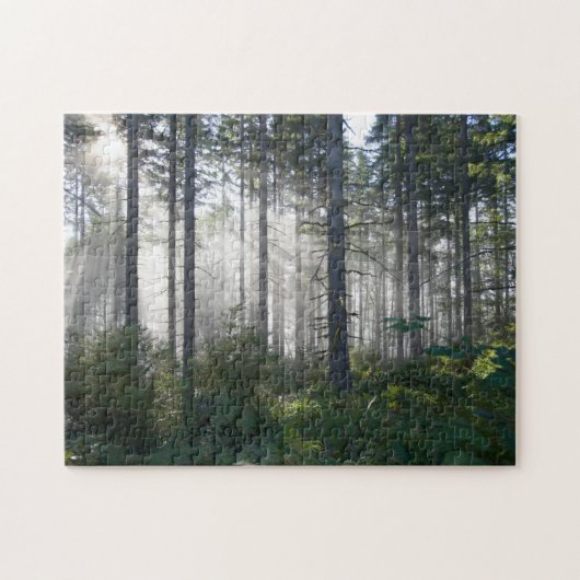 Sonnenlicht, das durch einen nebelhaften Wald Puzzle (Horizontal)