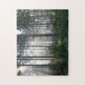 Sonnenlicht, das durch einen nebelhaften Wald Puzzle (Vertikal)