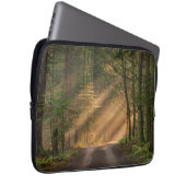 Sonnenlicht, das durch einen Wald glänzt Laptopschutzhülle (Vorne Rechts)